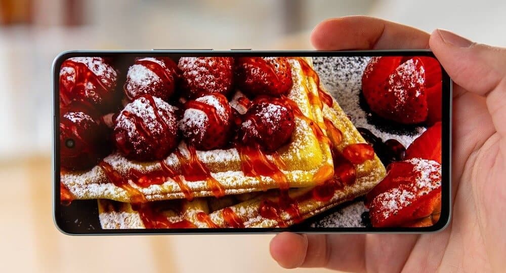 بررسی صفحه نمایش دو گوشی Galaxy A53 با Xiaomi 12 Lite