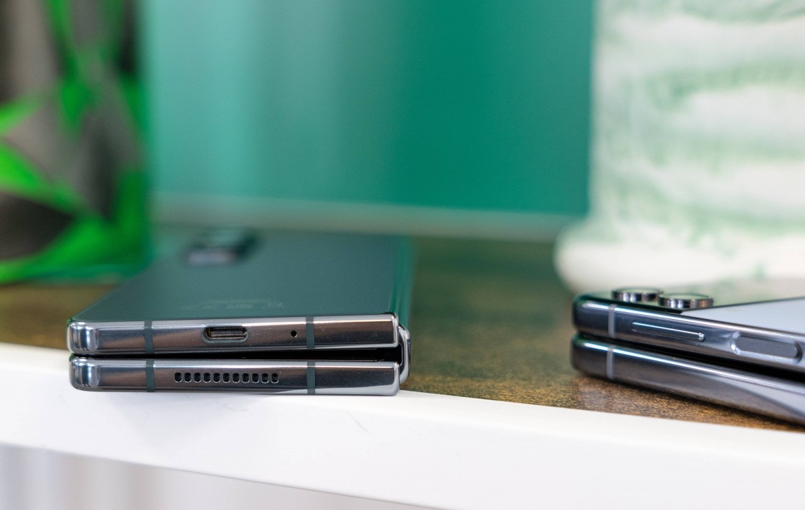 رنگ‌های Galaxy Z Fold 4 شامل خاکستری، بژ و مشکی فانتوم است.
