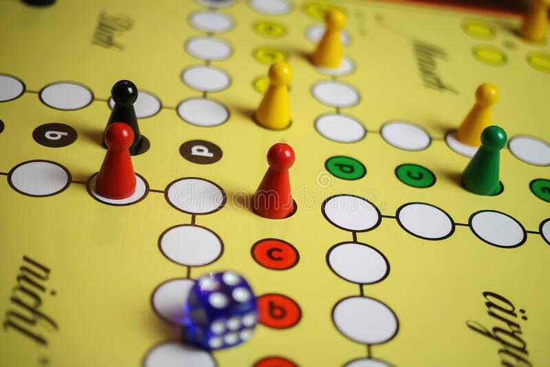 بازی منچ؛ منچ چهار نفره اندروید و ایفون + لینک دانلود نسخه آنلاین و افلاین