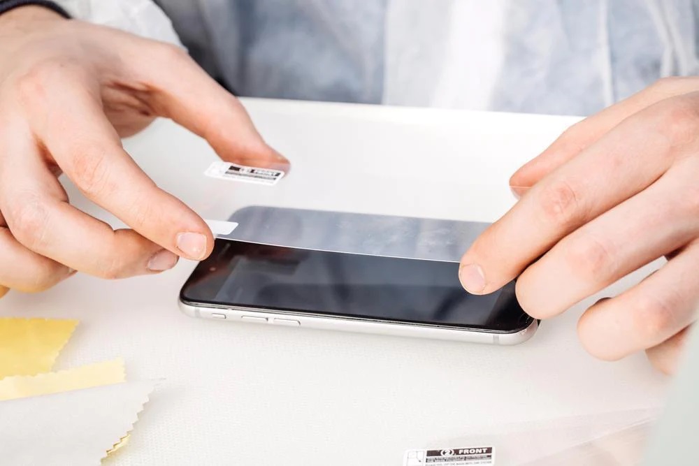 آموزش نصب گلس گوشی و تبلت در خانه [سامسونگ، شیائومی، آیفون]