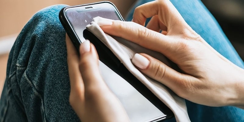 تمیز کردن گوشی؛ آموزش ضدعفونی کردن اسپیکر و صفحه نمایش و پورت شارژ